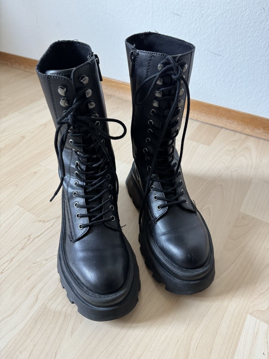 Pull&Bear Chaussures femmes: Bottes Pull&Bear noires – D'occasion à Villeret par bys_k95b 1