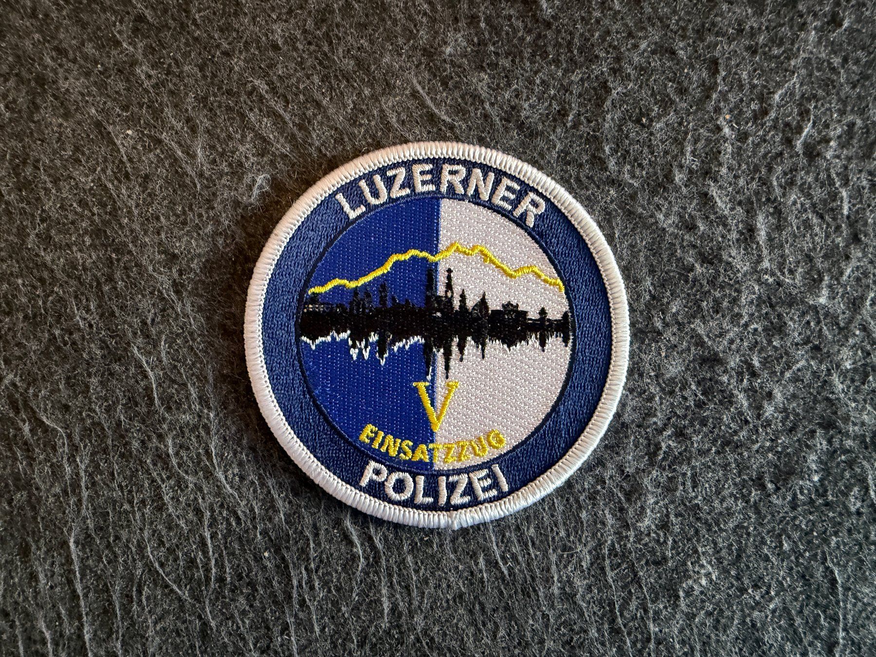 Plaquettes & Badges: Patch Luzerner Polizei Einsatzzug V – D'occasion à Berikon par DGC-1995