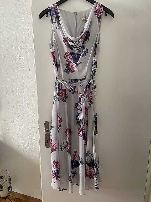 Robes: Sommerkleid mit Blumenmuster Gr 38 – D'occasion à Zürich par Maggi1980