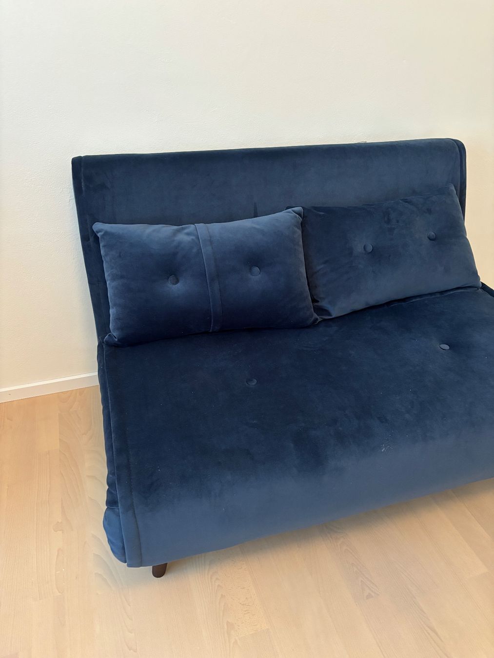 Sofas: Dunkelblaues Schlafsofa aus Samt – D'occasion à Zürich par bowmore13 4