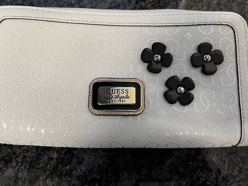 Guess Portemonnaie: Guess Portemonnaie – Gebraucht aus St. Gallenkappel von AEgli97 1