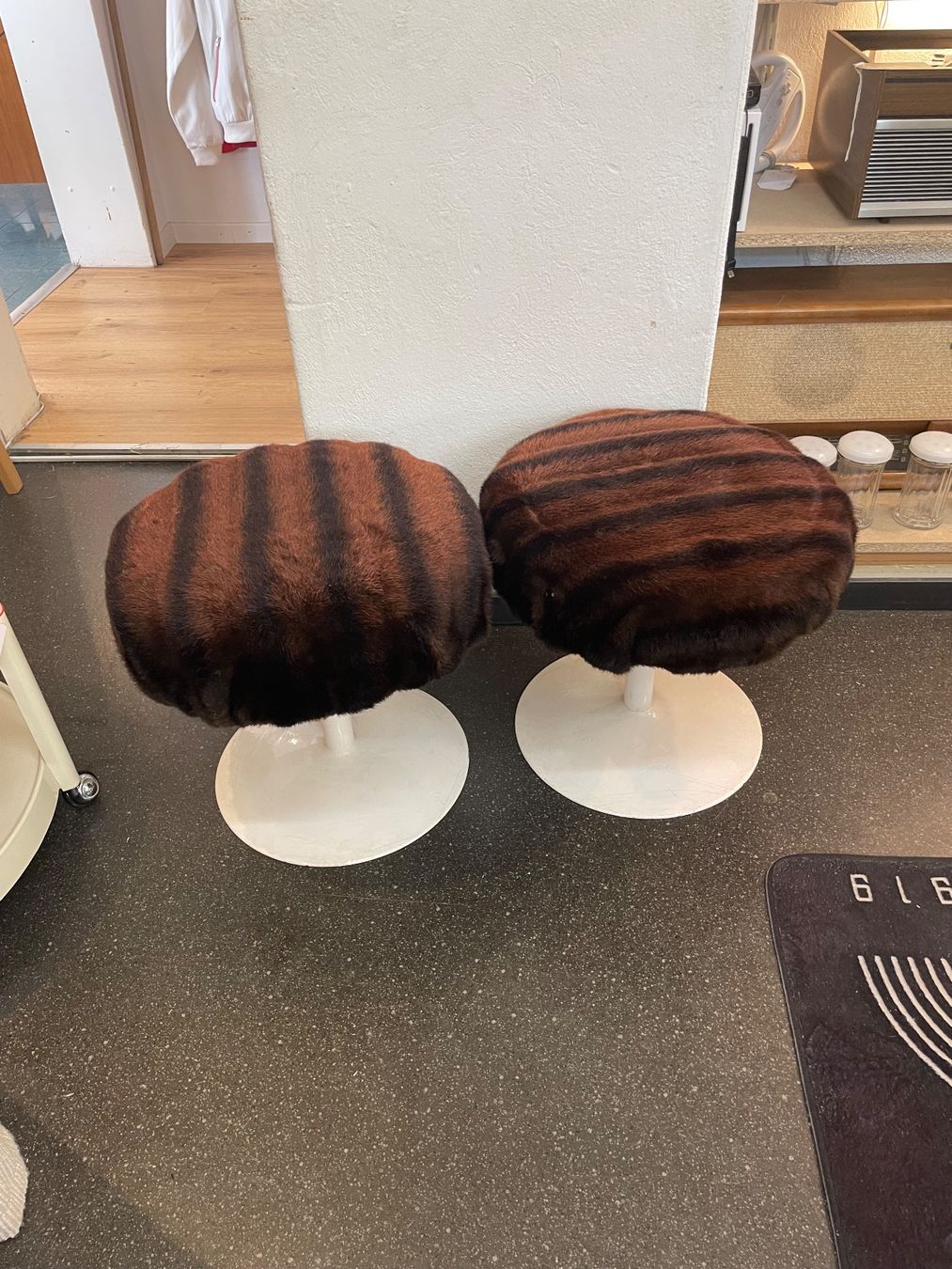 Sgabelli: Stylische Tulip Hocker – Usato da Bern venduto da v_l_f6tq