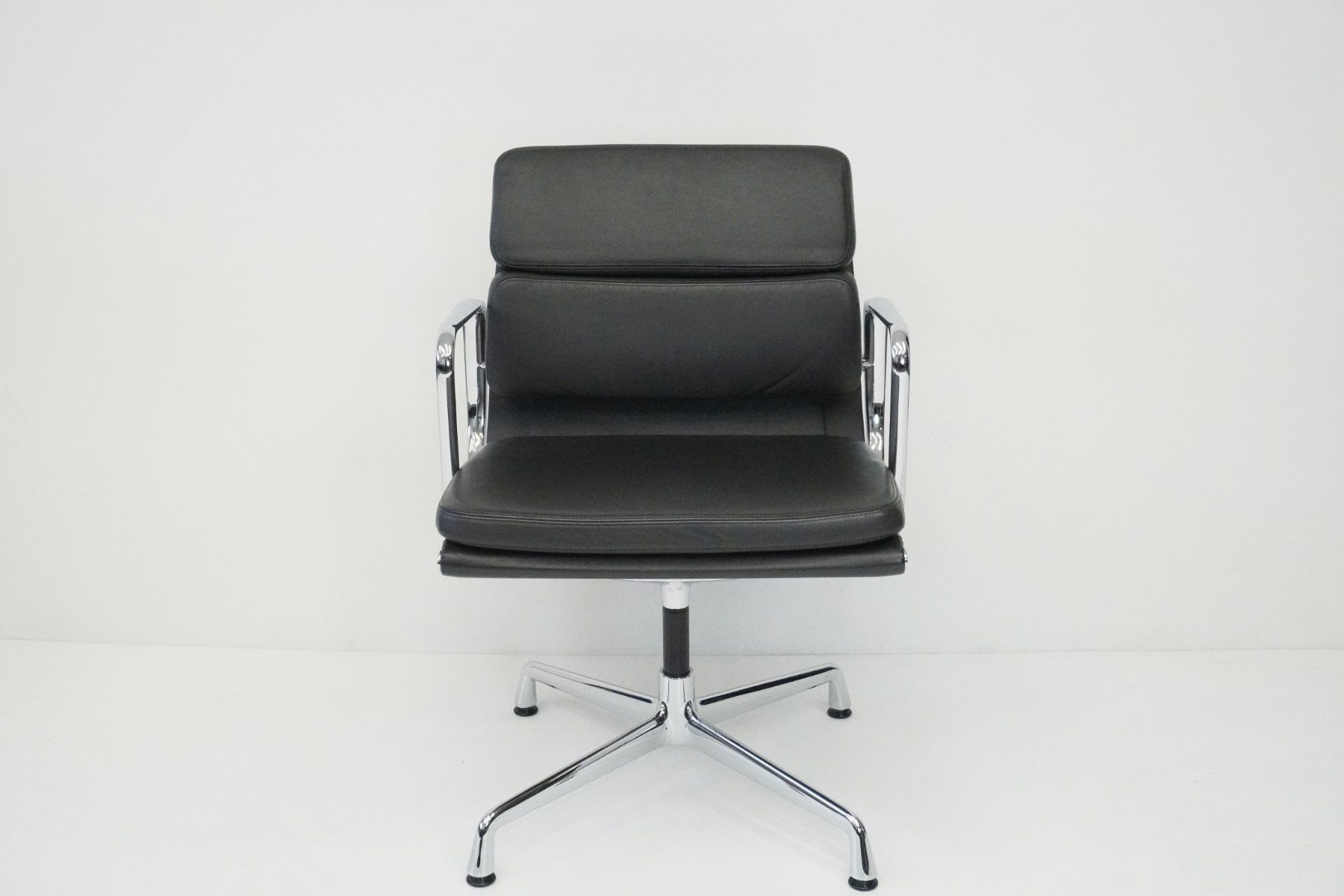 Vitra Sedie: Original Vitra Eames Soft Pad EA208 Leder asphalt – Usato da Bad Zurzach venduto da QLASSIQ 1