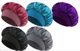 Lot de 5 bonnets élégants satinés, NEUFS