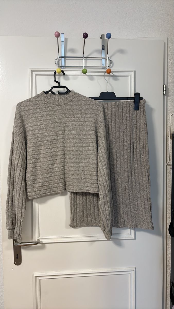 Lotti di vestiti: Damen Set Pullover und Rock gerippt beige neuwertig – Nuovo (secondo la descrizione) da Hochfelden venduto da lor_xt2h
