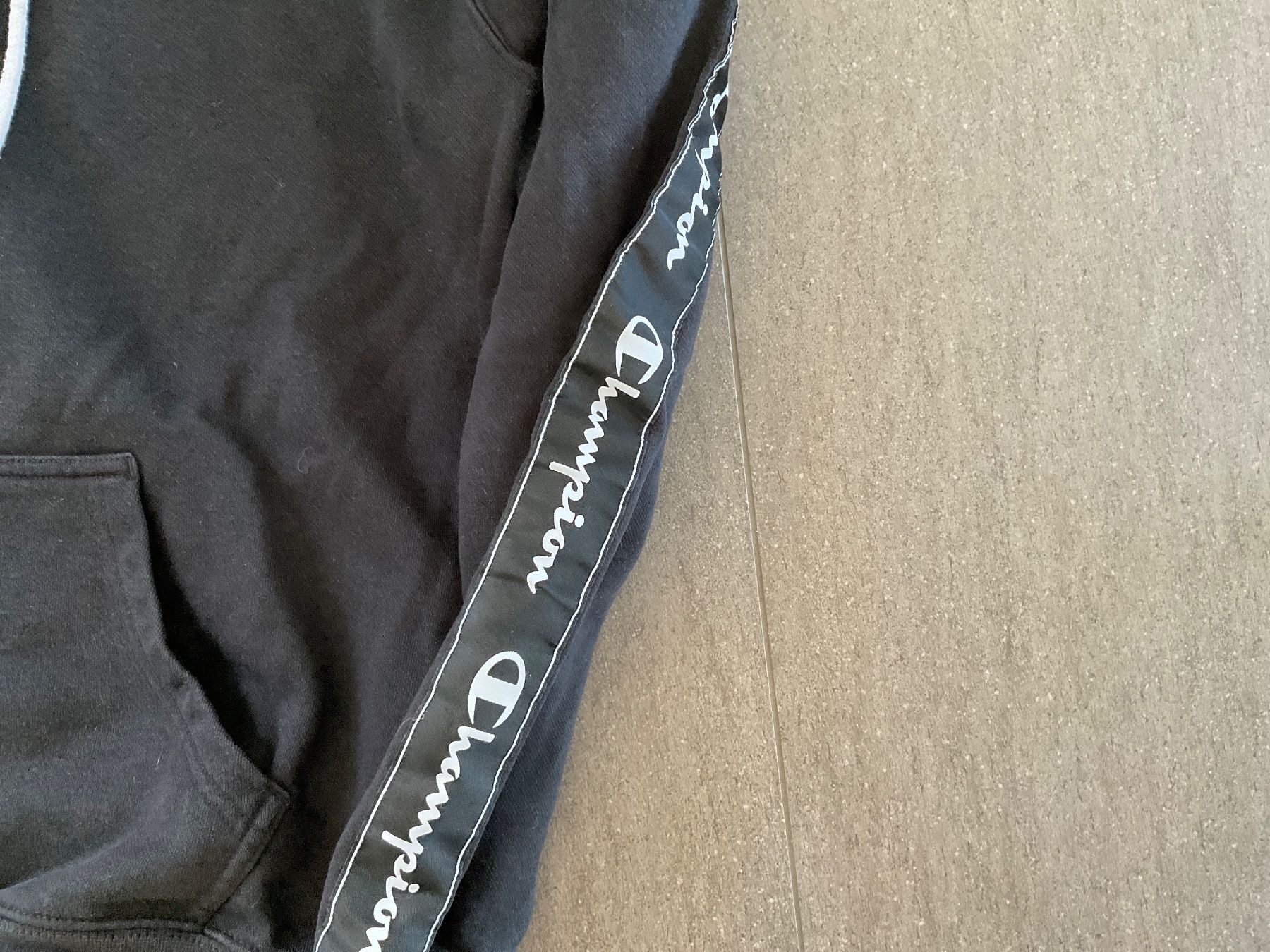 Pulls et sweat-shirts: Champion Kapuzenpullover schwarz – D'occasion à Herdern par sar_l8sf 1