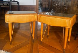 PAIR OF ITALIAN MAPLE WOOD & GLASS BEDSIDE TABLES, 1950S