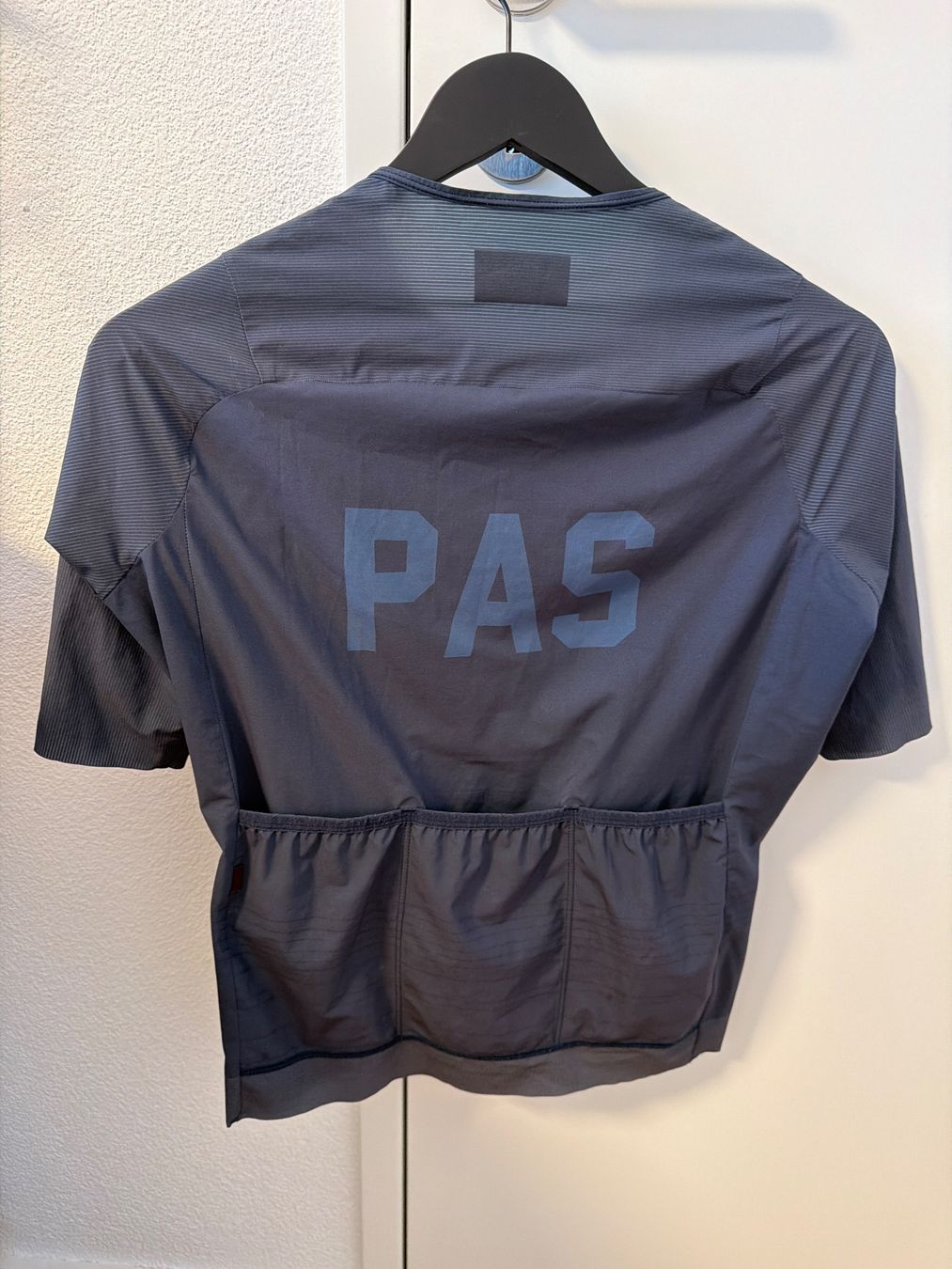 Pas Normal Studios Leibchen & Hosen: Pas Normal Studios Jersey Grösse M - Top Zustand! – Gebraucht aus St. Gallen von Janeli. 3