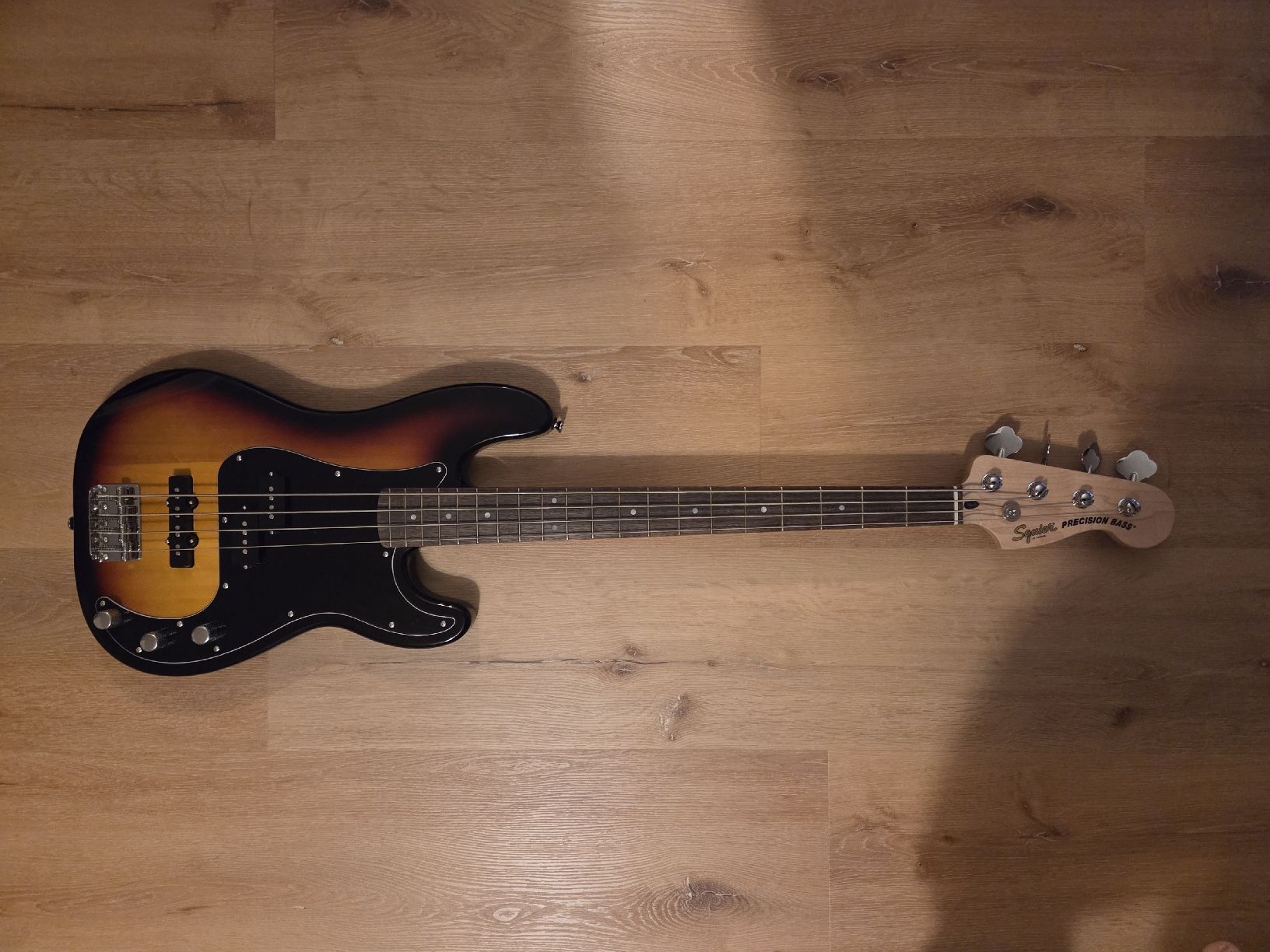 Squier Instruments de musique: Squier Affinity PJ + Verstärker neuwertig – D'occasion à Reigoldswil par olivier84 1