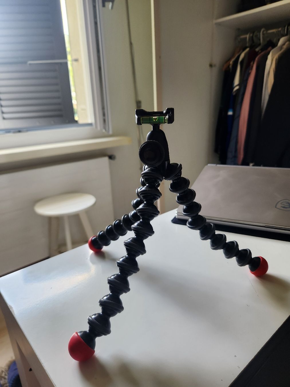 Stative & Köpfe: Flexible Tripod with Level, Black/Red – Gebraucht aus La Neuveville von Gary.T