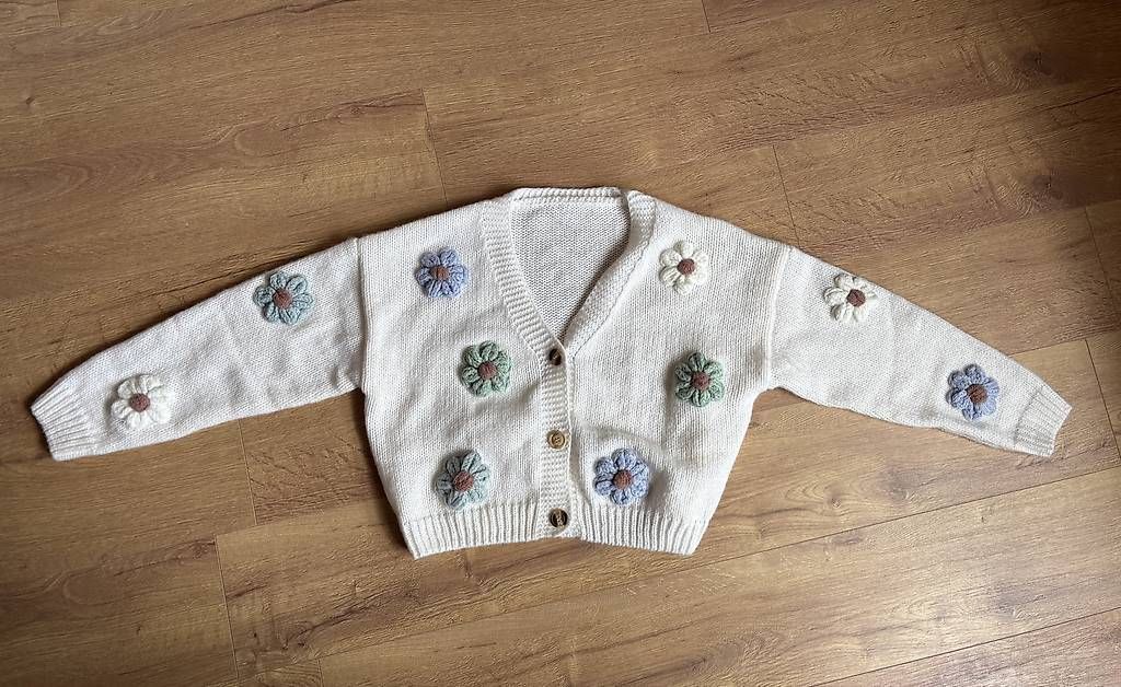 Giacche & Cappotti: Strickjacke mit Strickblumen – Usato da Rupperswil venduto da az5_x87v 1