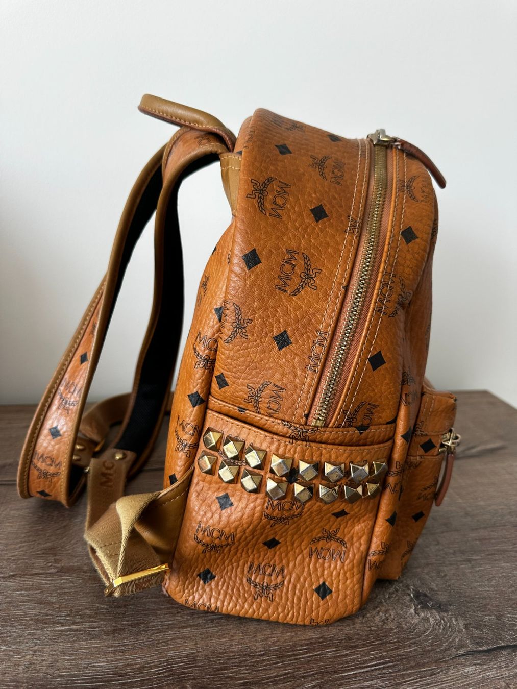 Mcm Sacs à dos: Original MCM Stark Medium Rucksack Cognac Visetos mit Nieten – D'occasion à Mühlethal par sarah-davide 1