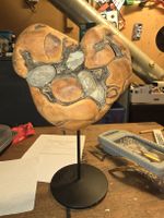Einzigartige Holz-Stein Skulptur des Künstlers John Stutz