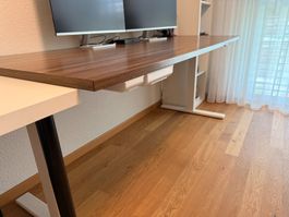 Höhenverstellbarer Schreibtisch 180 × 80 cm – Nussbaum / Wei