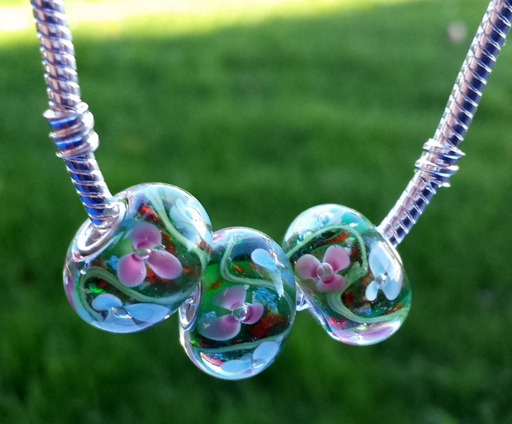 Perle (finte): LAMPWORK GRÜNE GLASPERLE MIT BLUMEN – Nuovo (secondo la descrizione) da Langenthal venduto da flowersNbirds 2