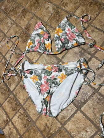 Bikini da bagno  floreale da donna .tg.M /L-chic per l’estat