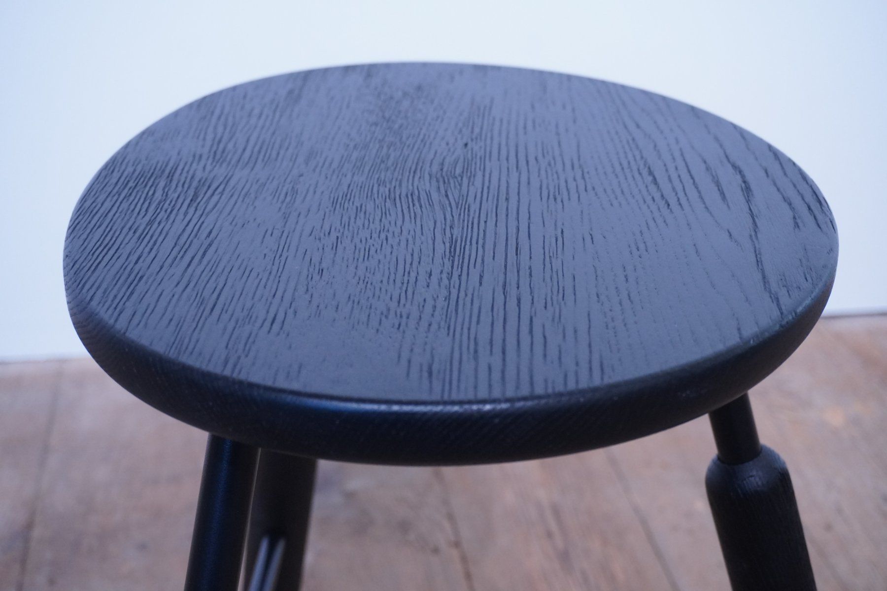 Tabourets: &Tradition Hocker Norm NA3 Eiche schwarz – D'occasion à Bad Zurzach par QLASSIQ 4