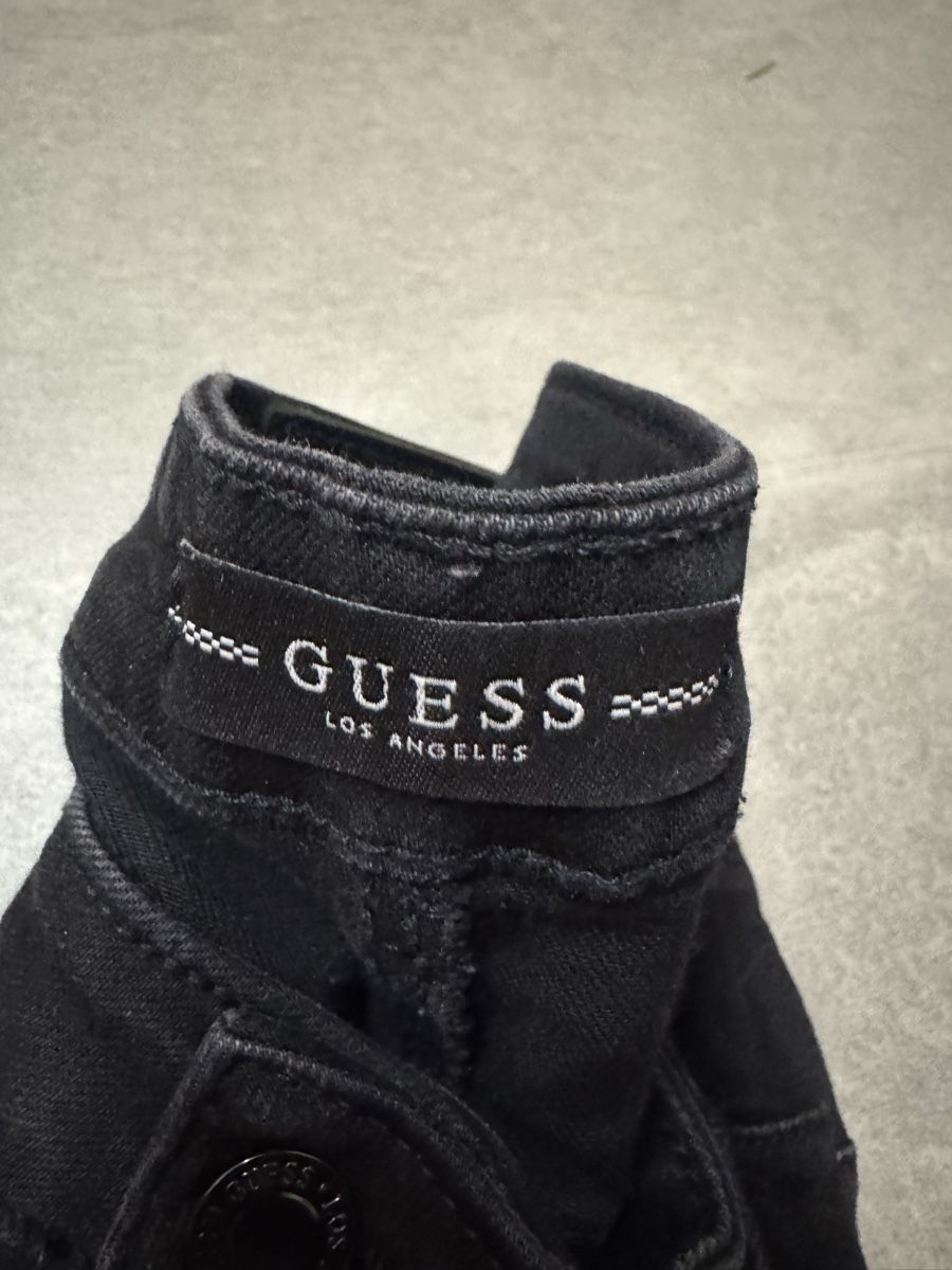 Guess Pantaloni: Guess jeans schwarz – Usato da Samedan venduto da rob_g658 3