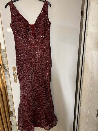 Wunderschönes, bordeauxrotes Abendkleid, Grösse 38