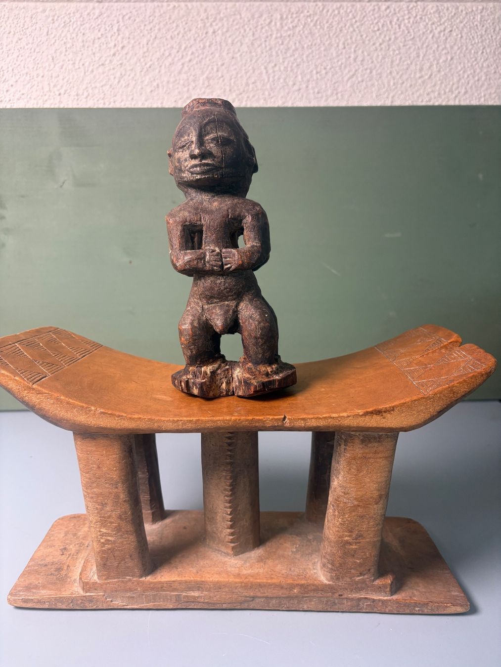 Sculture & Statue: Afrikanische Holzfigur mit geschnitztem Hocker – Usato da Otelfingen venduto da Yossi-68 2