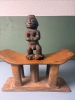 Afrikanische Holzfigur mit geschnitztem Hocker