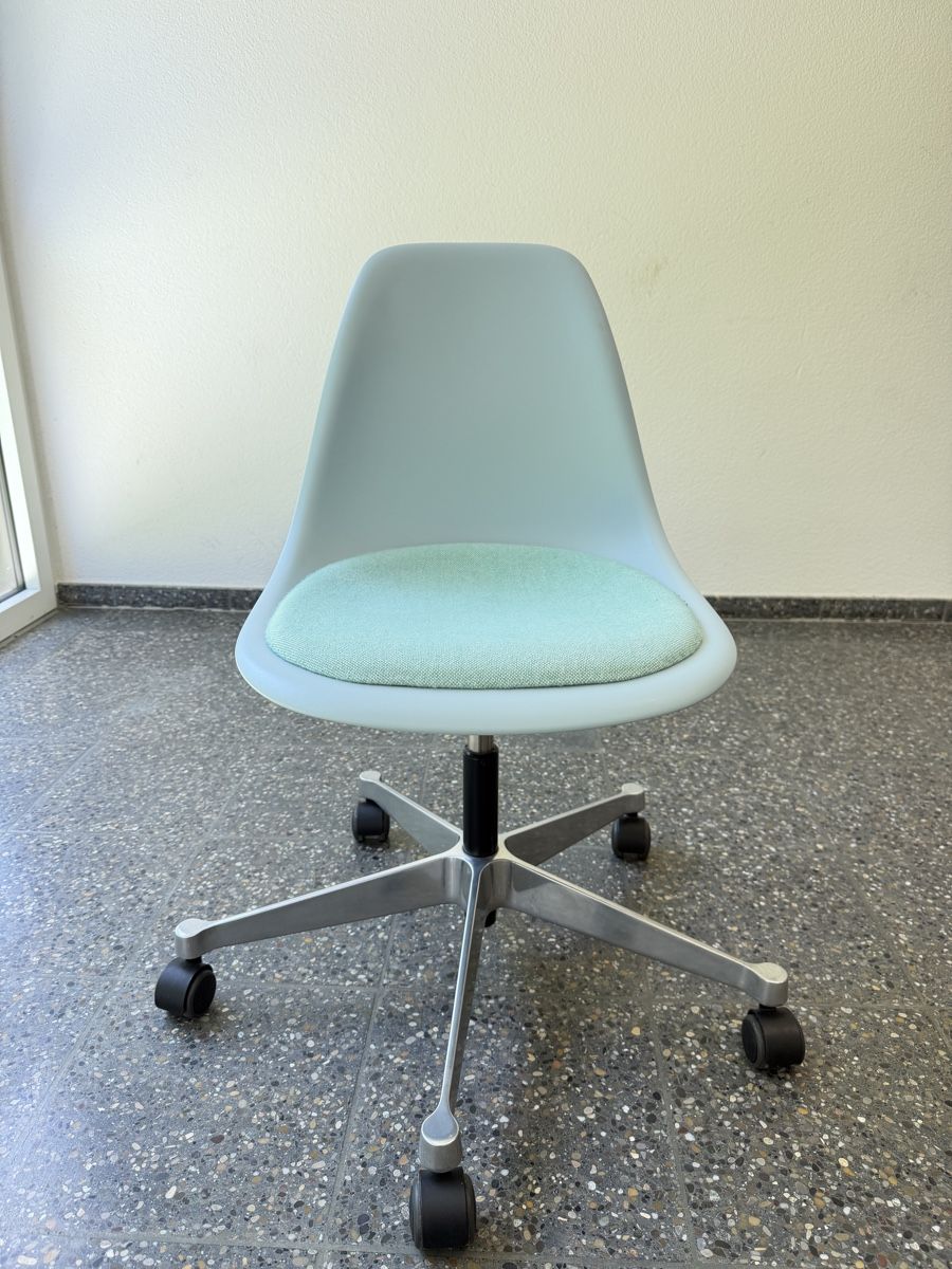 Eames Chaises: Eames Plastic Side Chai Bürostuhl  mit Sitzpolster – D'occasion à Adliswil par JaneSilver 2