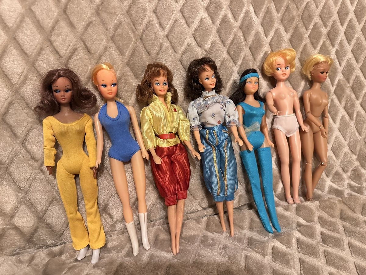 Poupées: 7 Hong Kong Barbies – D'occasion à Herbriggen par Sehrazade 1