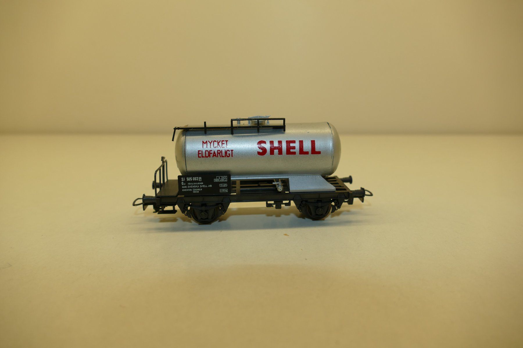 Liliput Modelleisenbahnen: Liliput H0: SJ Kesselwagen Shell silbrig – Gebraucht aus Niederhasli von rail-duerst 1