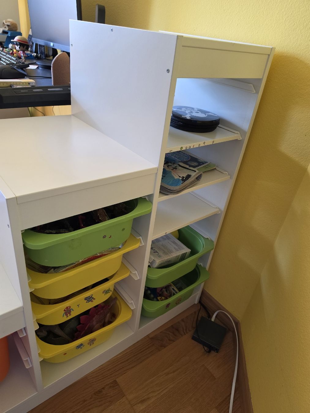 Ikea Scaffali: Stufenregal von Ikea,weiss mit Boxen – Usato da Birmensdorf ZH venduto da eva_9hvs 1