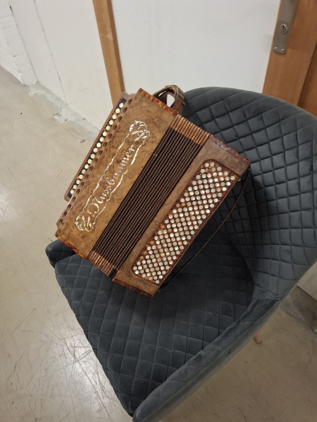 Musikinstrumente: chromatisch nussbaumer orgeli. – Gebraucht aus Villeneuve von BibiVintage 9