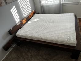 Doppelbett Massivholz dunkel mit Glasablagen gebraucht