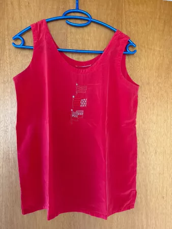 Damen Top aus 100 Prozent Seide rot mit Stickerei