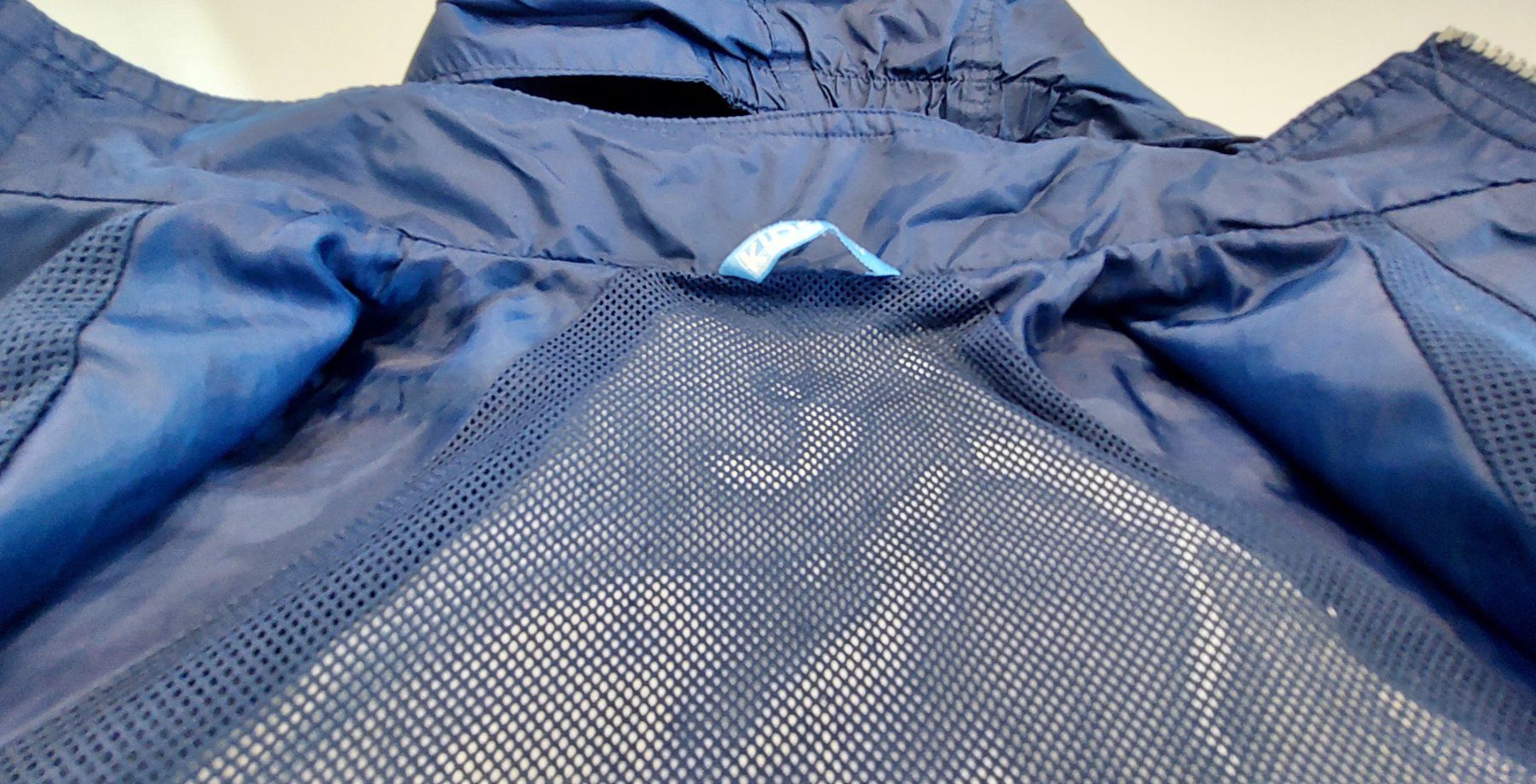 Jacken & Mäntel: REGENJACKE mit KAPUZE & NETZFUTTER | Grösse 104 | Dunkelblau – Neu (gemäss Beschreibung) aus Oberweningen von Feindesign 3