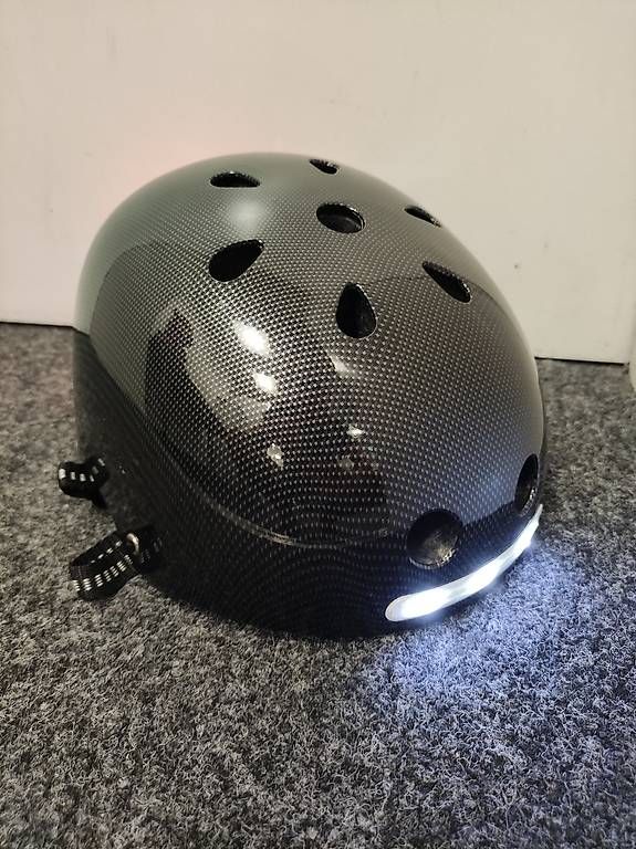 Micro Helme: Micro Helm Licht Größe 56-58 cm – Gebraucht aus Zürich von Yevhenii.