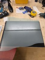 2 Stück wellenförmige Glastablare. Länge 62 cm