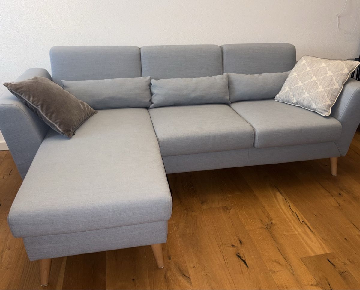 Divani: Hellblaues Sofa mit Chaise Lounge - Kaum genutzt! – Usato da Dachsen venduto da ali_y5vh