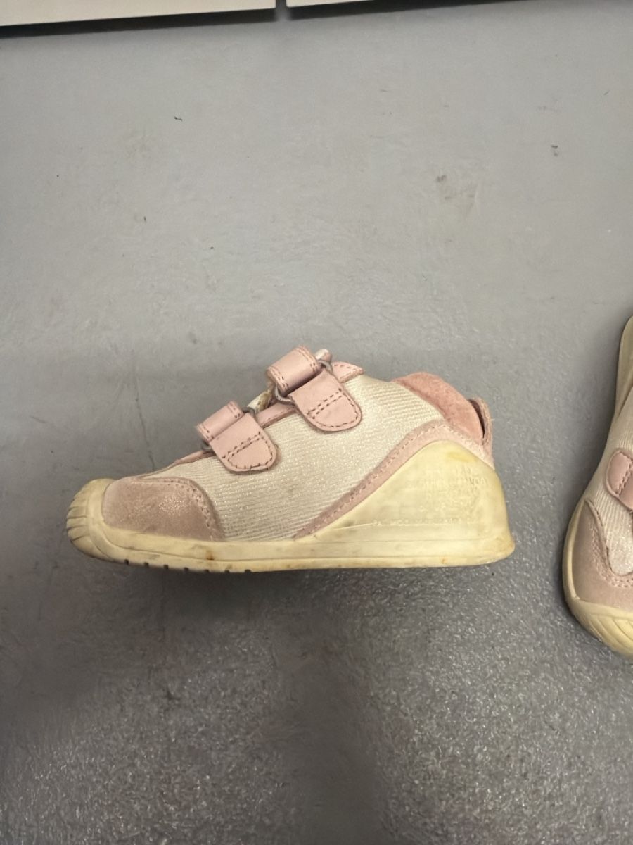 Scarpe per ragazze: Kinder Turnschuhe Rosa Gr.22 – Usato da Adlikon b.Regensdf venduto da buf_trw9 1