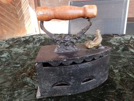 ANTIKES BÜGELEISEN MIT MOTIVEN