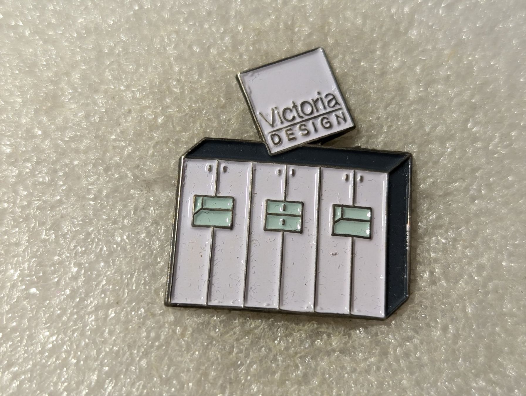 Placchette & Badge: Ansteckpin 148: Victoria Design – Usato da Oppligen venduto da Pin-Fall-Shop