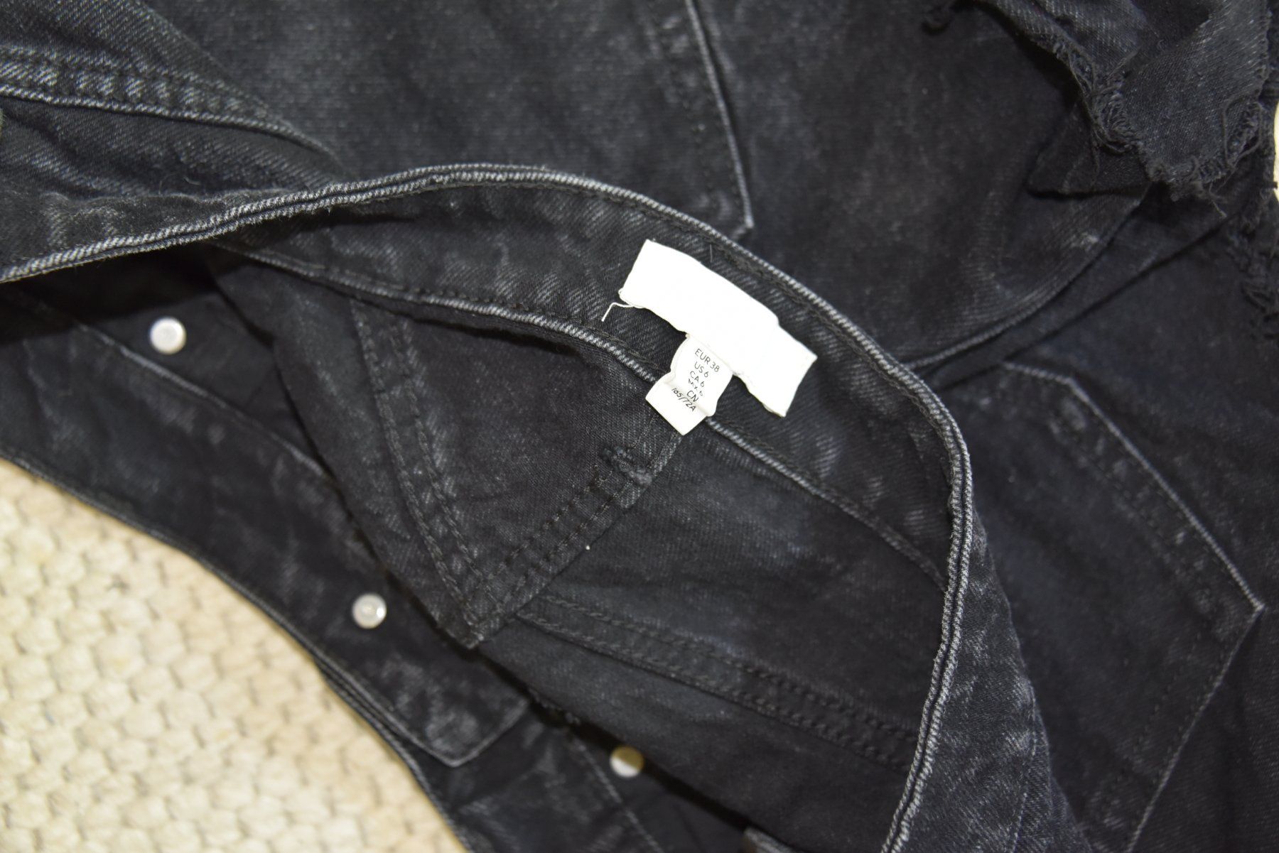 H&M Pantaloni: Kurze schwarze Hotpants von H&M – Usato da Wädenswil venduto da muritsch 2