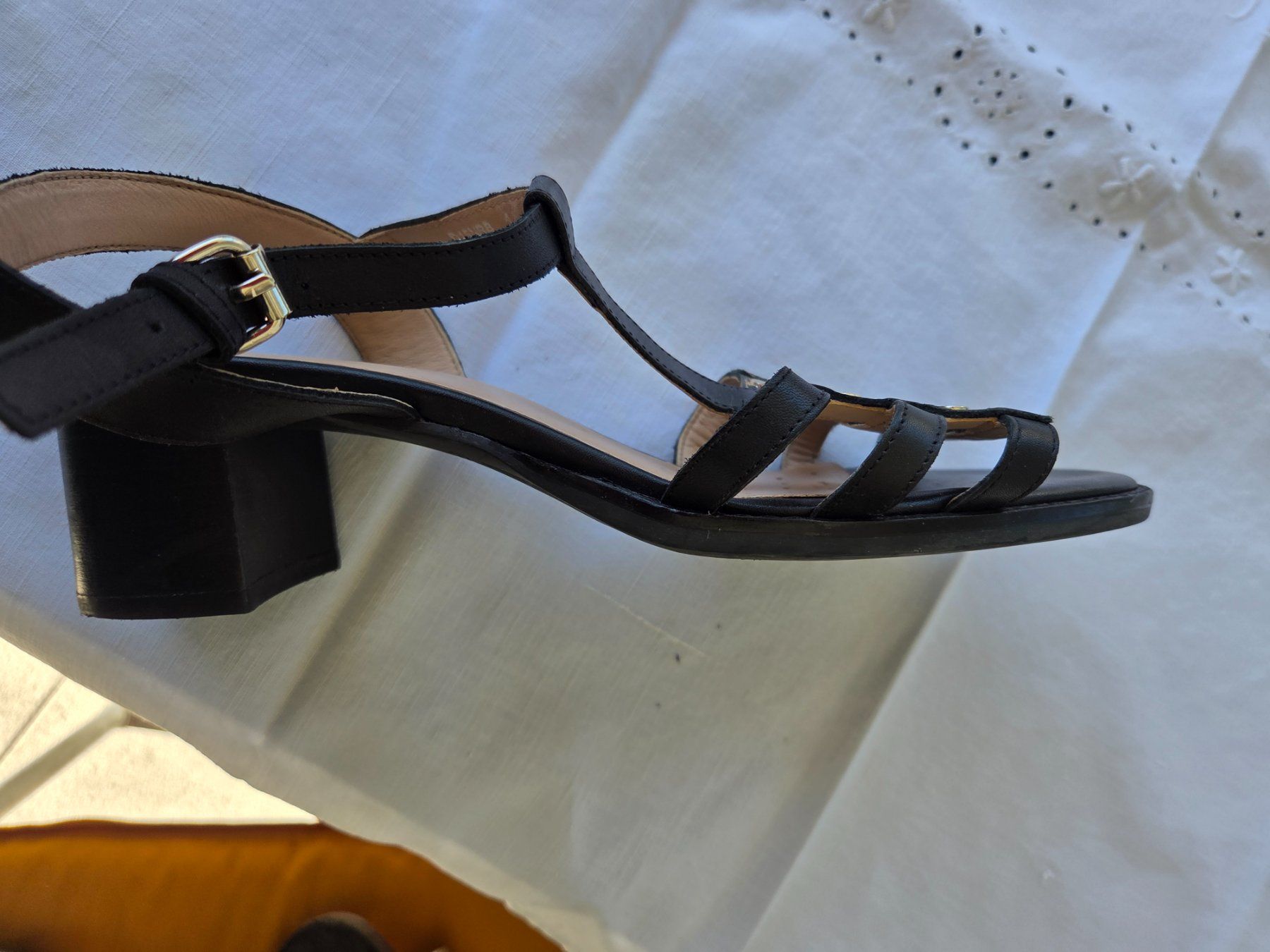 Geox Damenschuhe: elegante Ledersandale – Gebraucht aus Chur von Babell 1