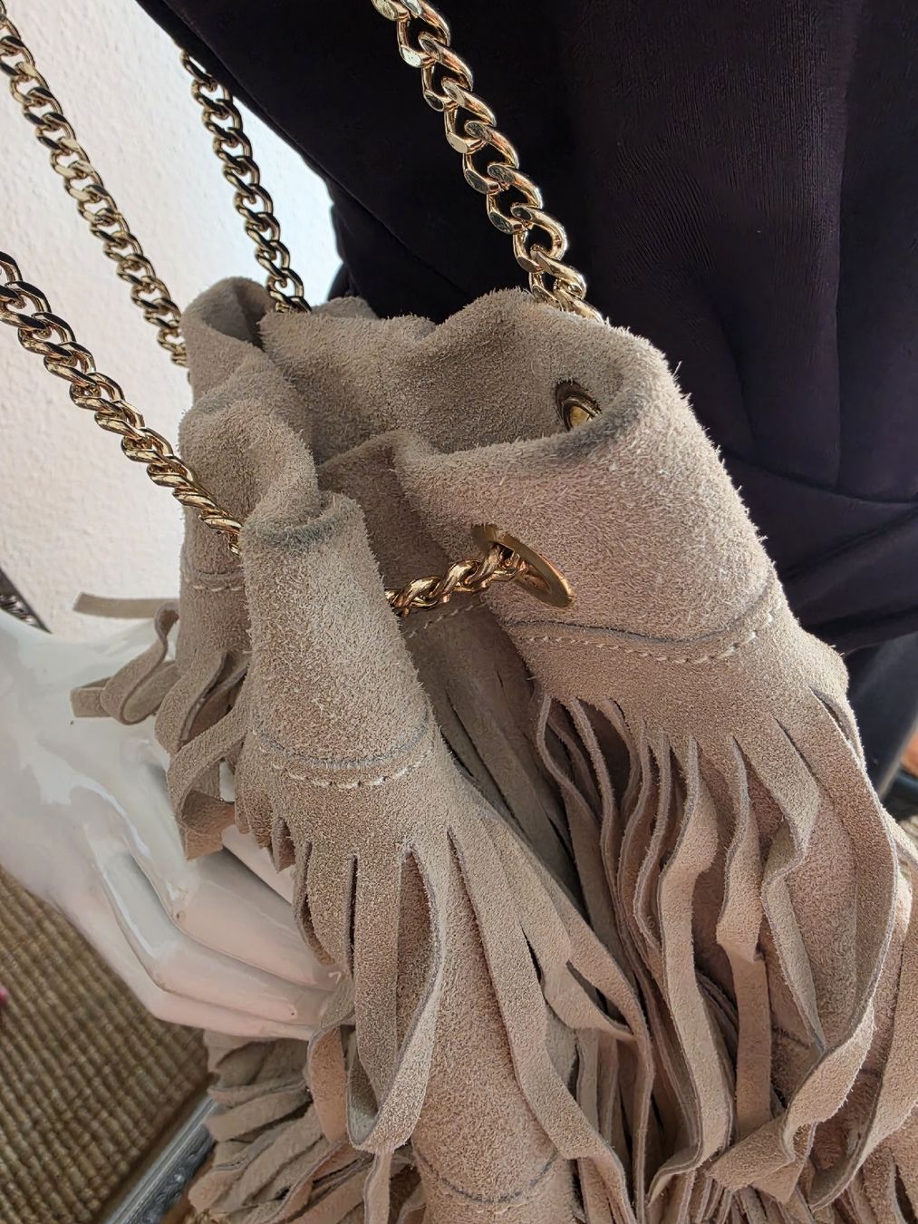 Borse da donna: Borsa a secchiello scamosciata con frange e catena color oro – Usato da Massagno venduto da let_6pgs 2