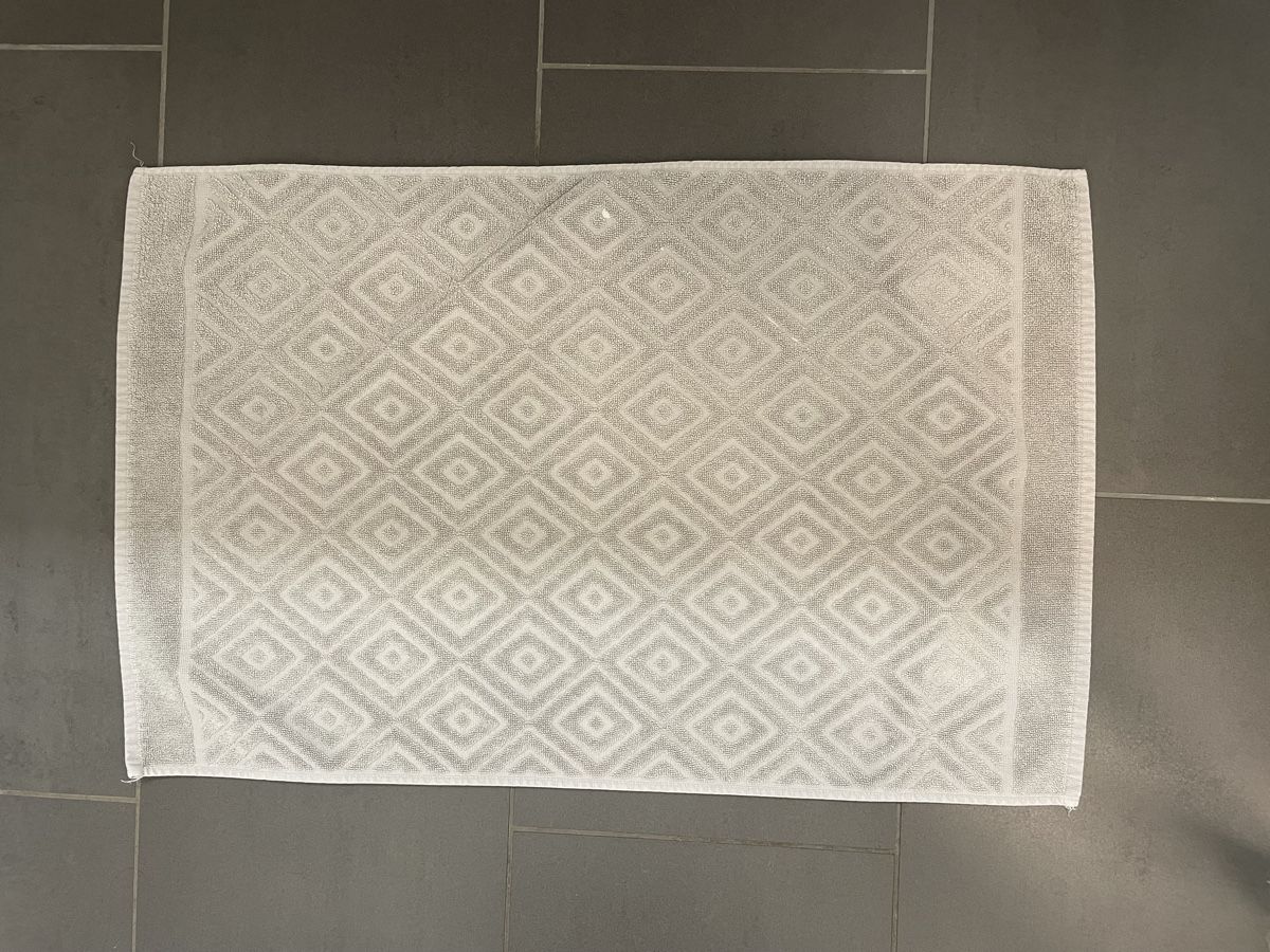 Tapis: Badteppich rechteckig grau mit Muster – D'occasion à Thalwil par Andieg 1