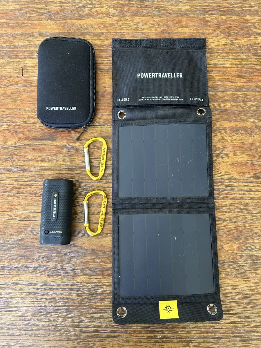 Accus: Powerbank mit Solarpowerladegerät – D'occasion à Mörigen par Fam_suri