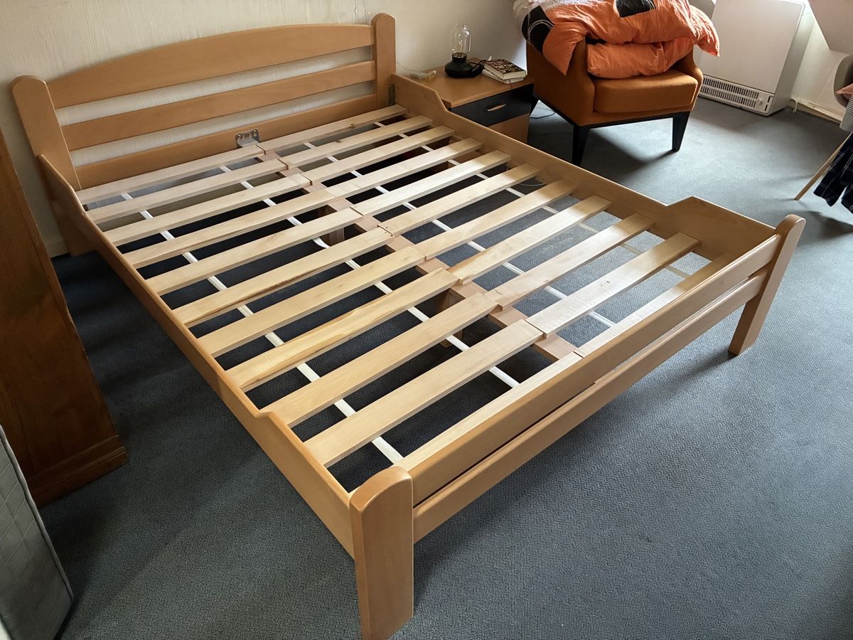 Betten: Bett masiv Buche 160 x 200cm – Gebraucht aus Basel von Pschmi
