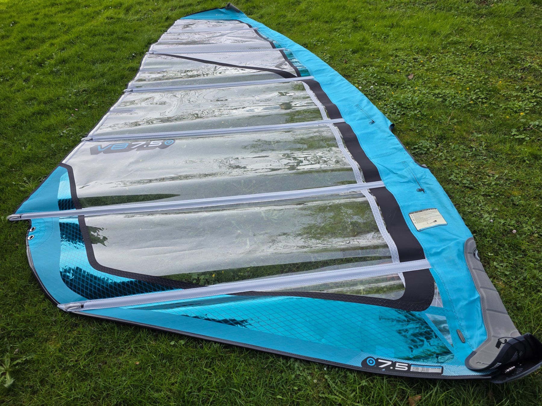 Surf: Windsurfsegel Neil Pryde V8 7,5 – Usato da Buchs SG venduto da swisssurfer007
