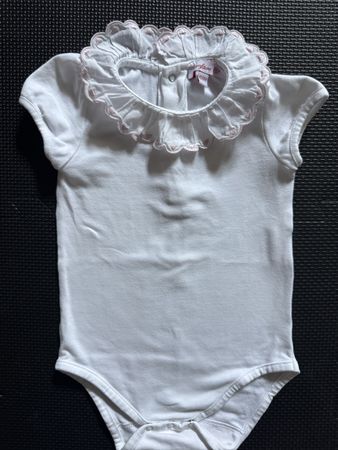 Premium Confiture Body weiss mit Rüschenkragen |12–18M| neu
