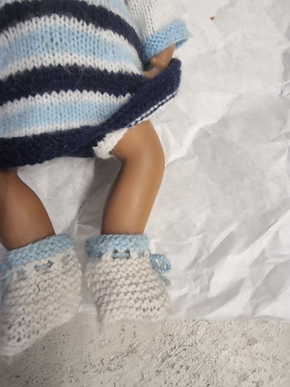Puppen: Puppe gestreiftes Kleid mit Hausschuhe handgestrickt  – Gebraucht aus Olten von OrientDeko 2
