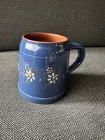 Tazza blu decorato a fiori in terracotta