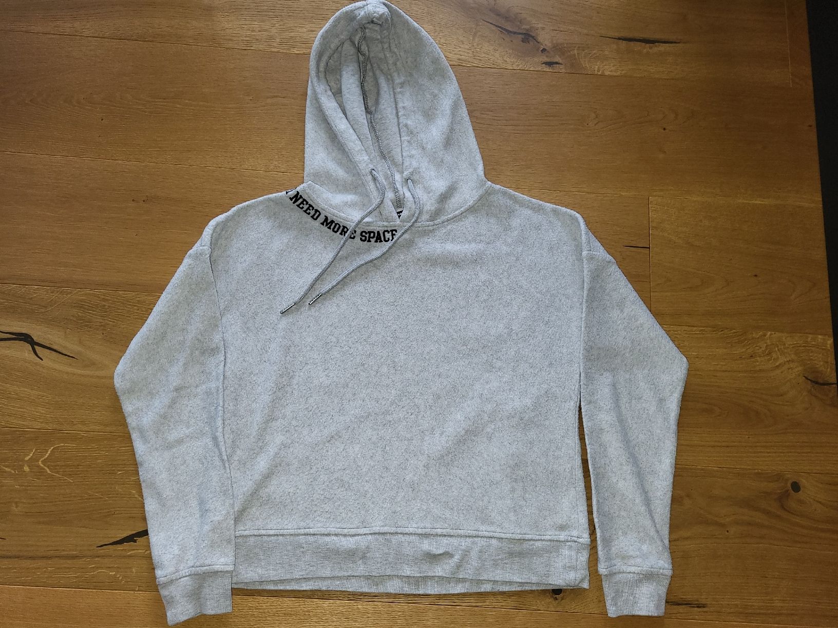 Maglioni & Felpe: Sweat à capuche gris "Need More Space" taille M. – Usato da Courroux venduto da Belleange